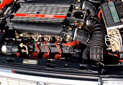 Lancia Thema 8.32 - moteur (1)