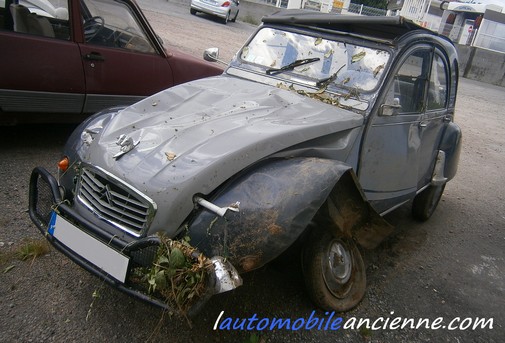 Citroën 2CV accidentée