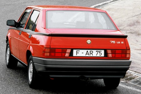 Alfa Romeo 75 (9)