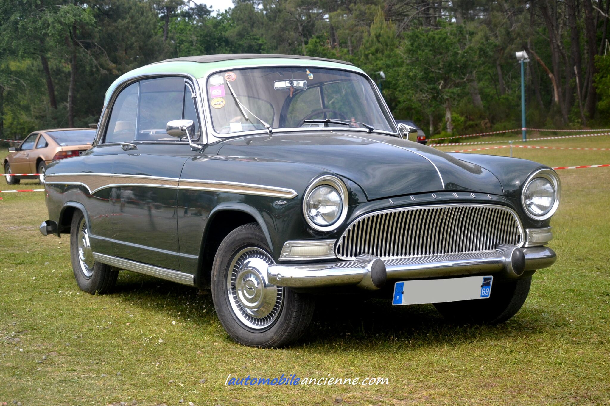 DTF, Simca 9 "Aronde" verte, réf. 24 U. Boîte. Mise à prix : 30